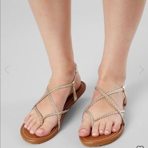 Billabong Crossing Over Gold Sandals NWOT size 7